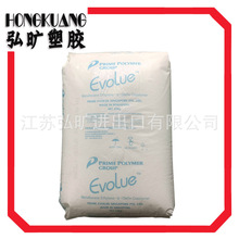人类笼中大战机器人铁血战士：机器人一套组合拳KO对手 还不忘耍帅